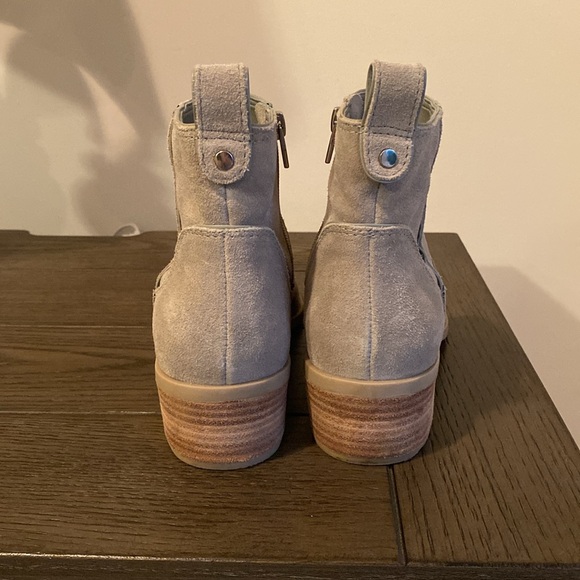 Dolce Vita Able Light Gray Suede booties - Picture 4 of 6